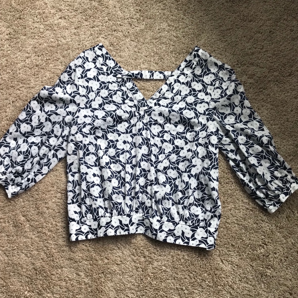 Postmark blouse with cute button details